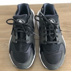 Nike Air Huarache Sneaker (Women)
